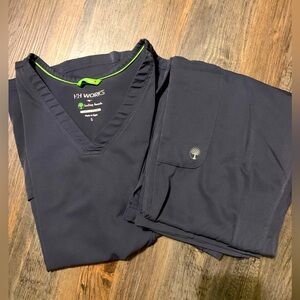 Excellent condition charcoal gray women’s scrubs. Small top; XS tall pants